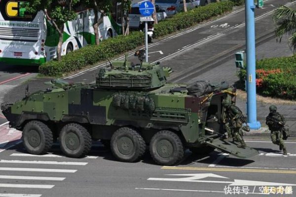 股票配资炒股网 为“阻挡”解放军登陆，台军沿公路设置路障，两侧的草坪毫不设防